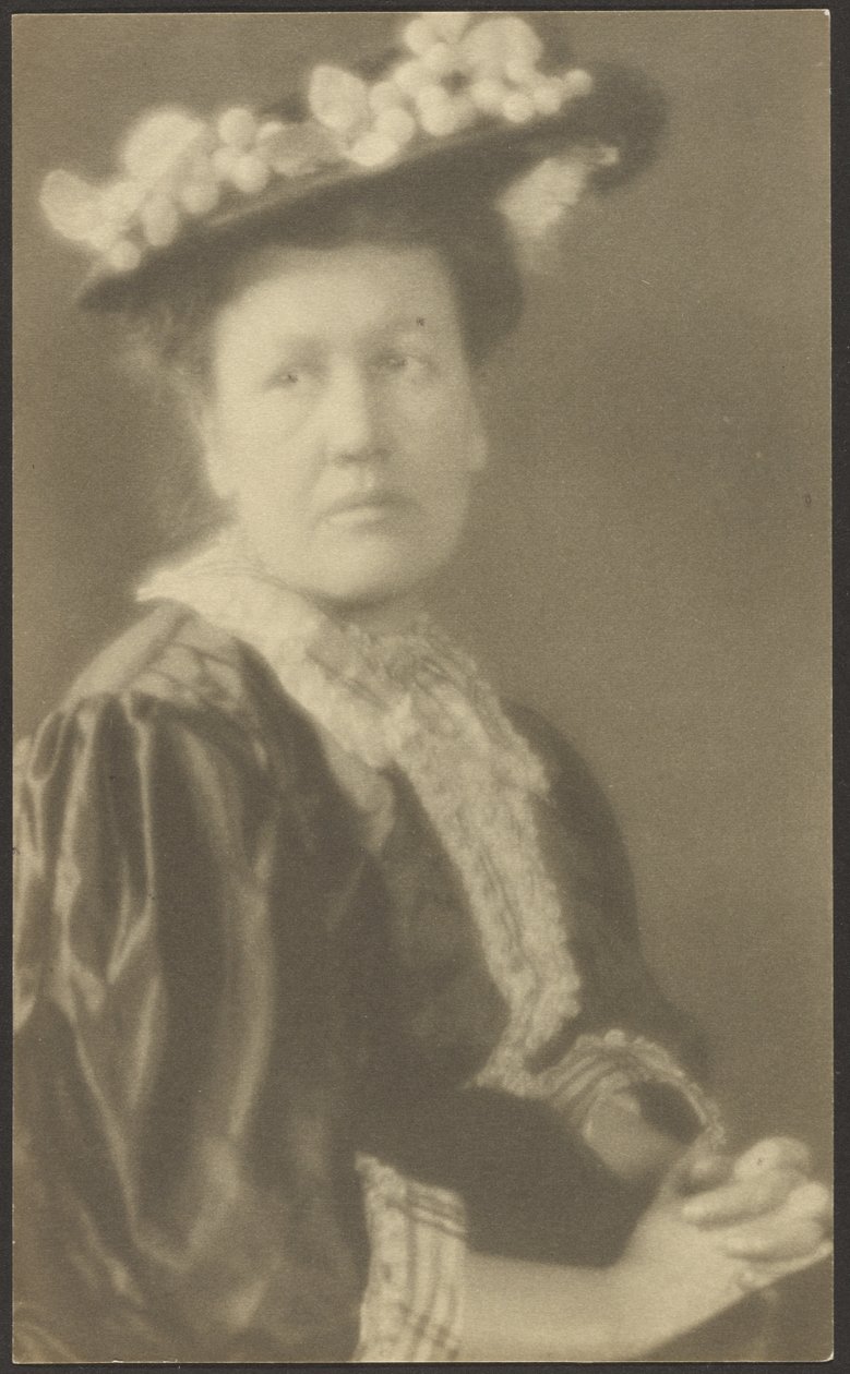 [Portret van een vrouw met hoed en kornoelje-bloemen] door Louis Fleckenstein