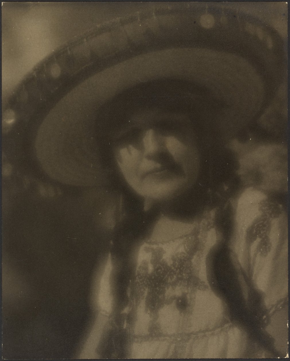 [Portret van een vrouw in Mexicaanse klederdracht] door Louis Fleckenstein
