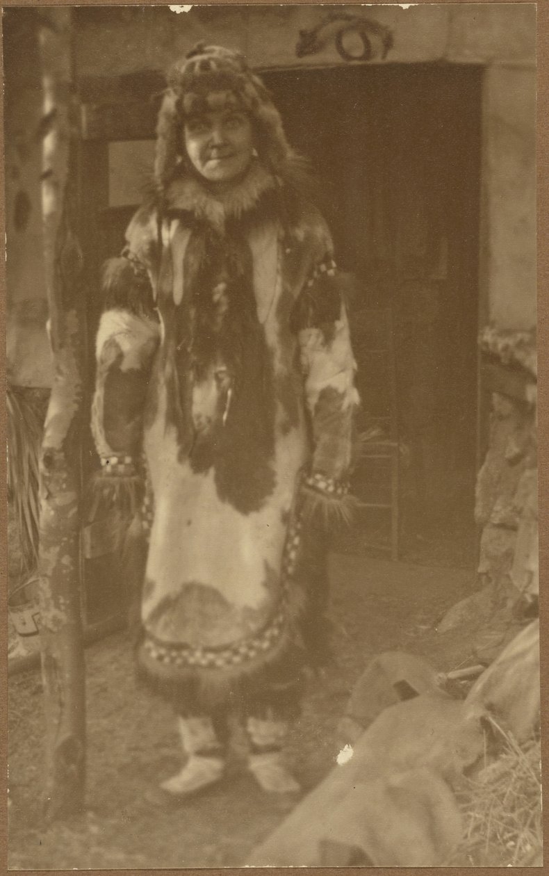 [Portret van een vrouw in Indiaans kostuum] door Louis Fleckenstein