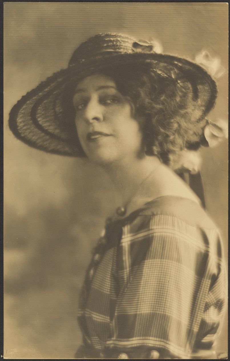 [Portret van een vrouw in geruite jurk]. door Louis Fleckenstein