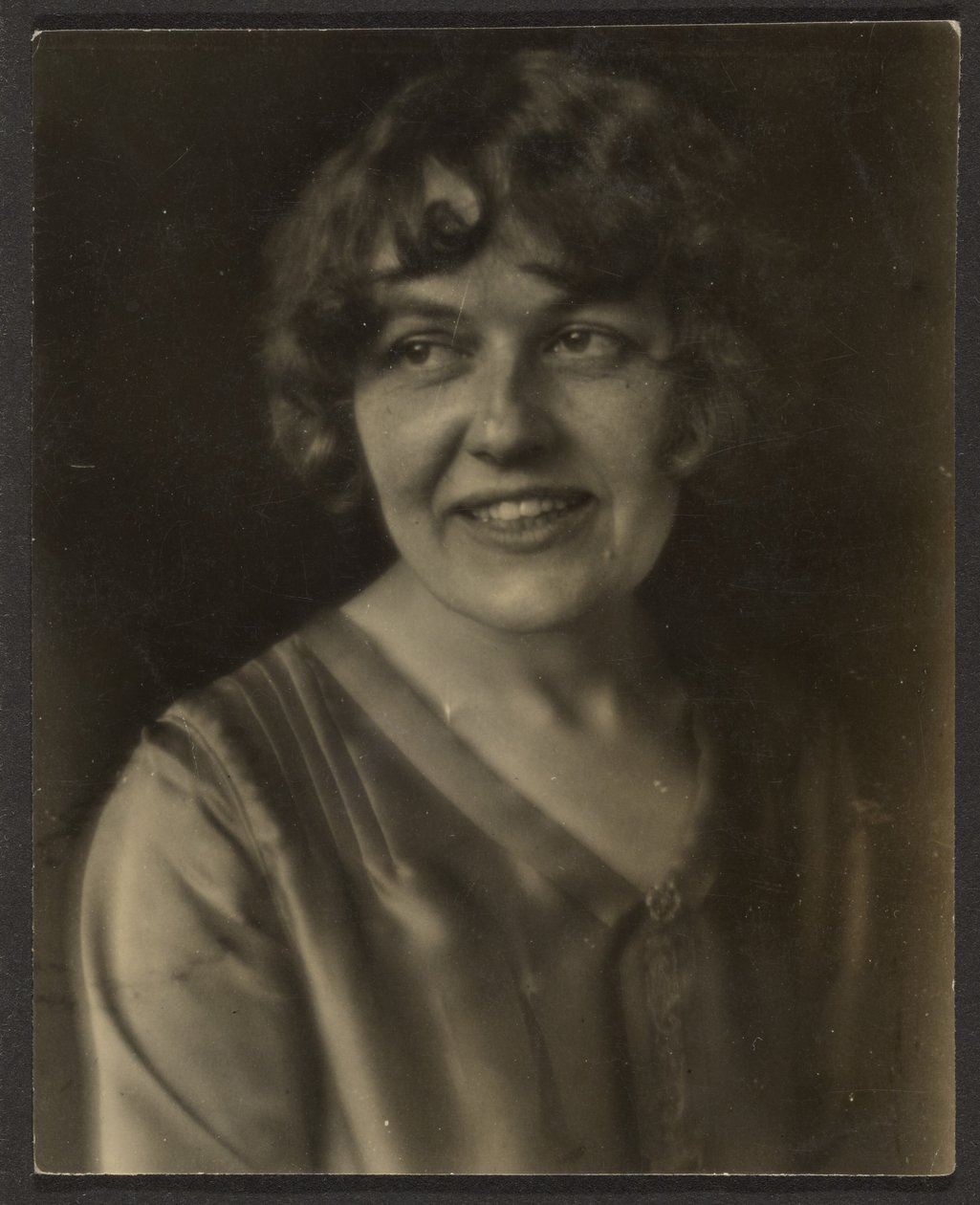 [Portret van een vrouw in een satijnen blouse] door Louis Fleckenstein