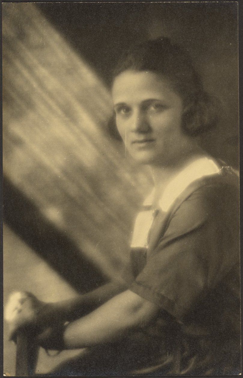 [Portret van een vrouw in stromend licht] door Louis Fleckenstein