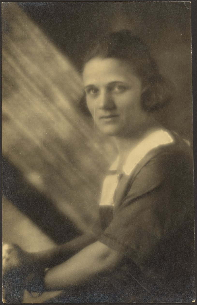 [Portret van een vrouw in stromend licht] door Louis Fleckenstein