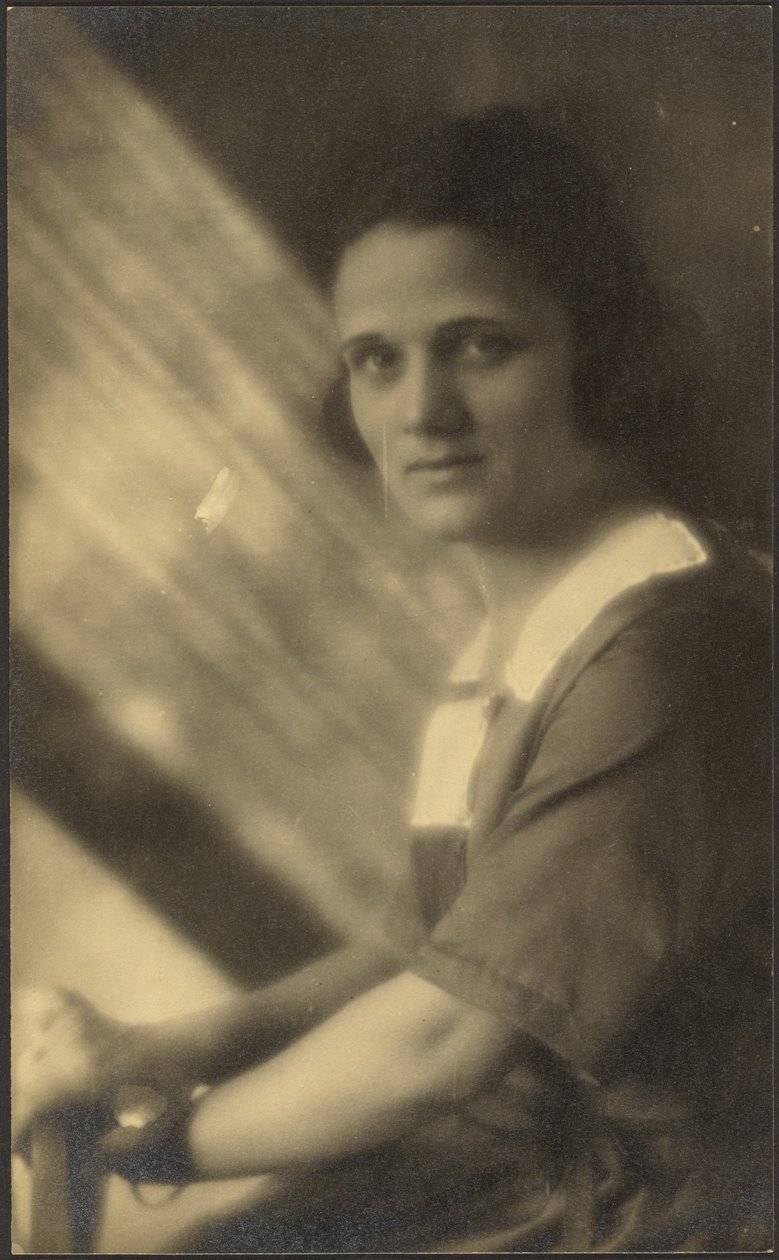 [Portret van een vrouw in stromend licht] door Louis Fleckenstein