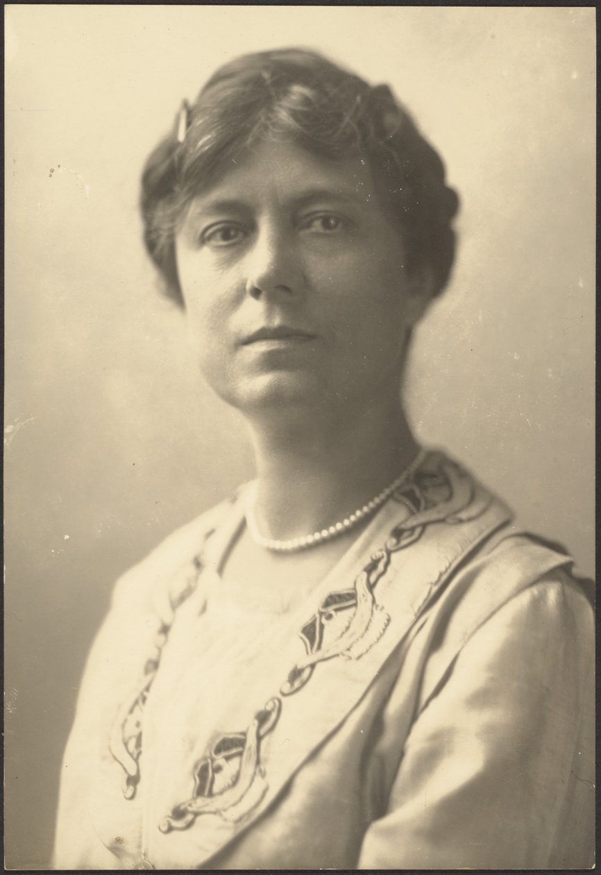 [Portret van een vrouw met geappliqueerde kraag]. door Louis Fleckenstein