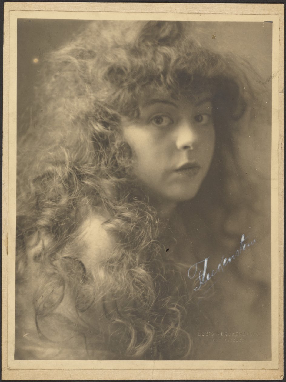 [Portret van een vrouw met krullend haar] door Louis Fleckenstein