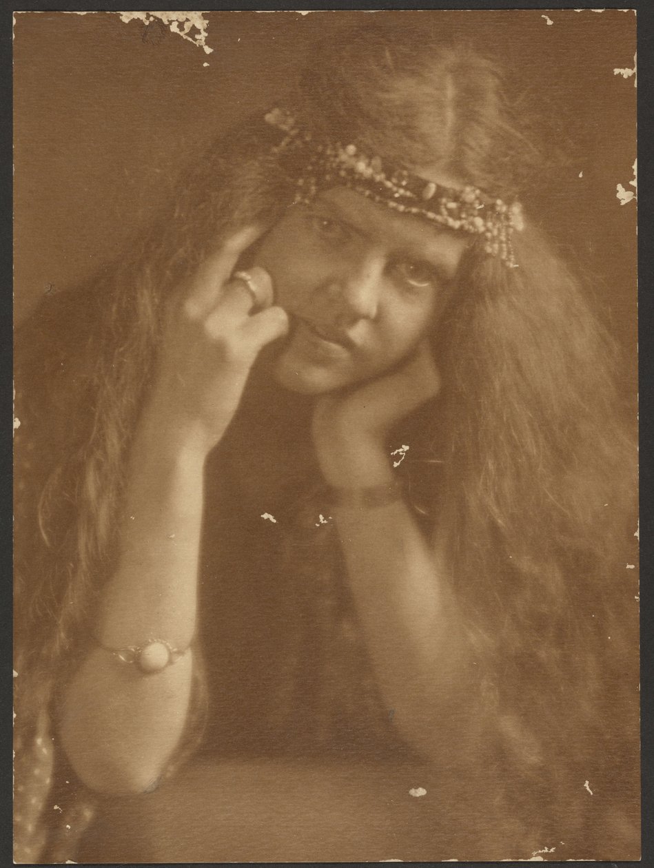 [Portret van een vrouw met diadeem] door Louis Fleckenstein