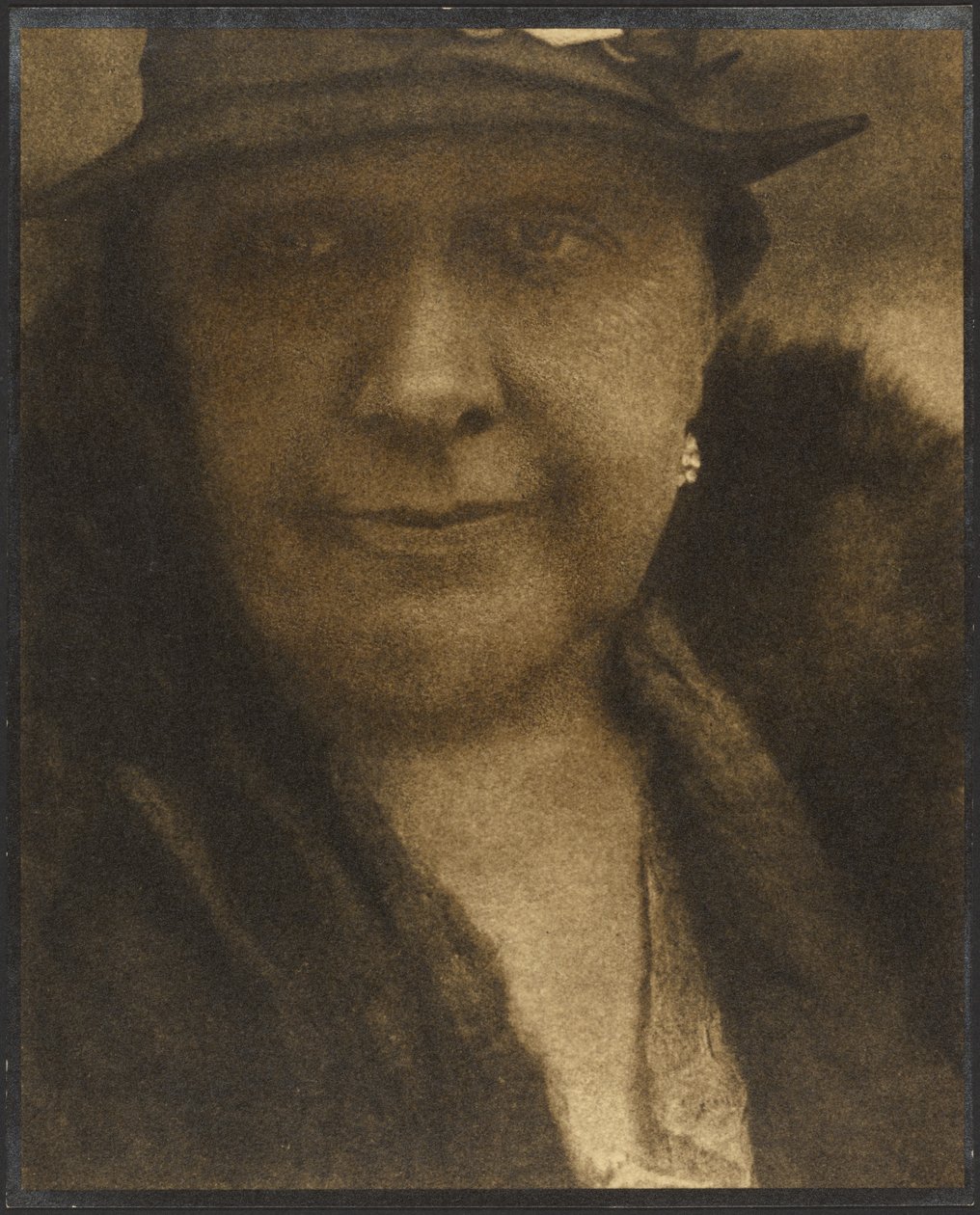 [Portret van een vrouw met diamanten oorbel]. door Louis Fleckenstein