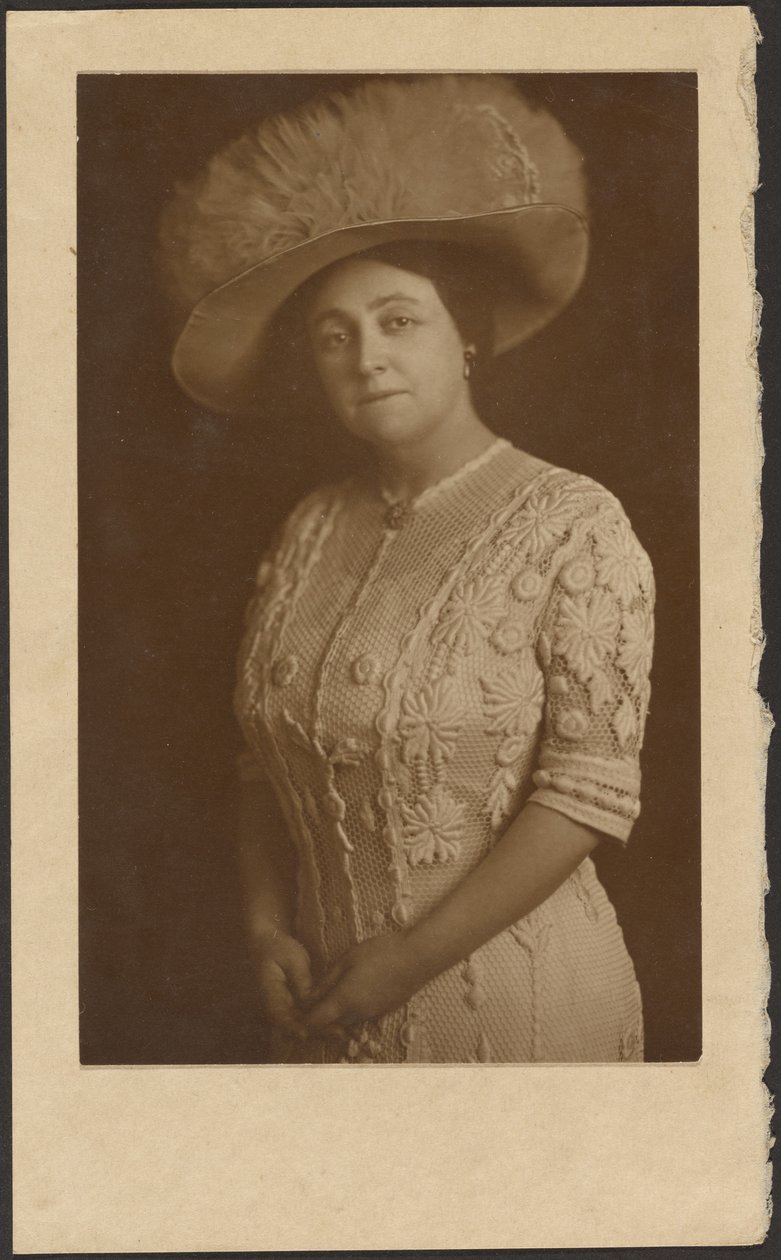 [Portret van een vrouw met een uitbundige tule hoed]. door Louis Fleckenstein