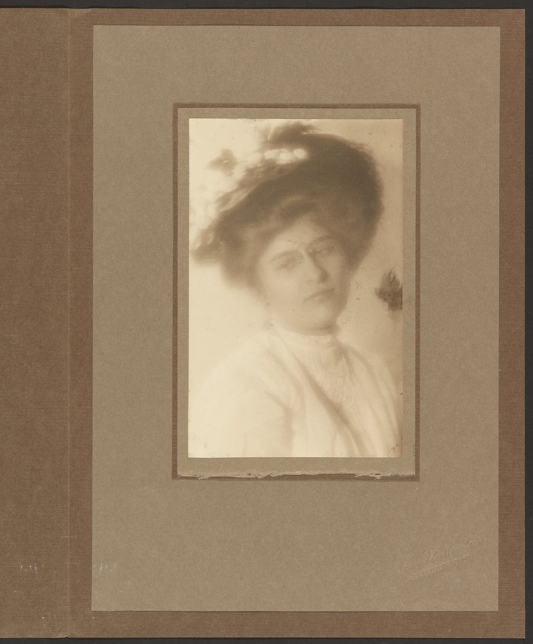 [Portret van een vrouw met een hoed met bloemen] door Louis Fleckenstein