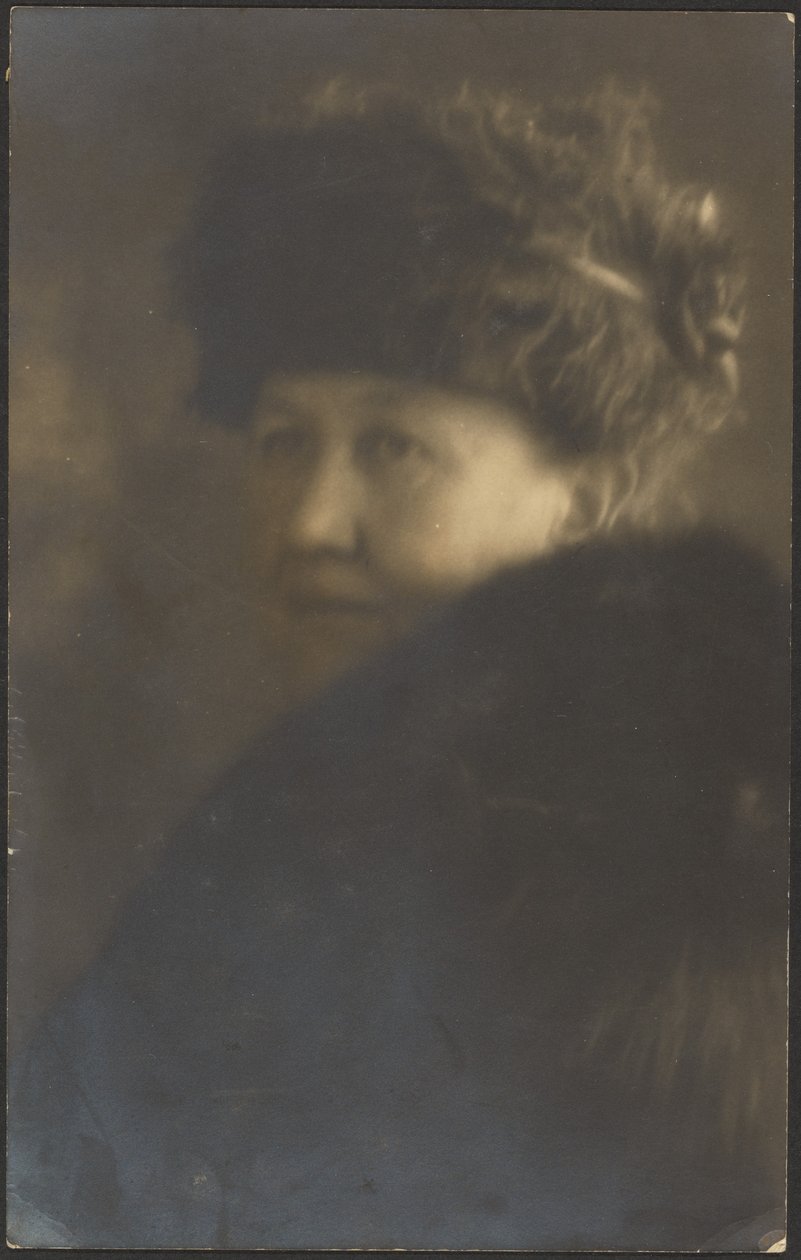 [Portret van een vrouw met bontstola] door Louis Fleckenstein