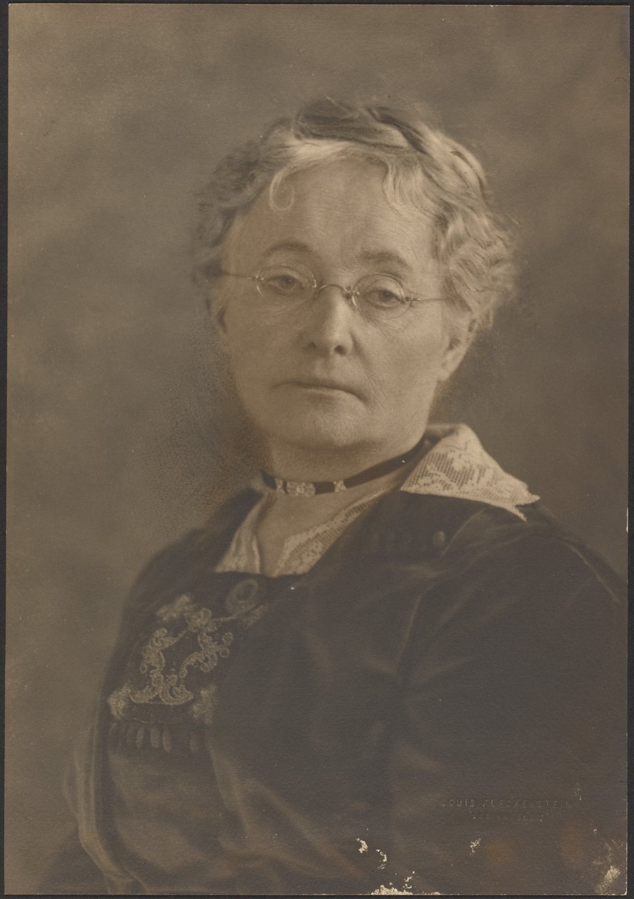 [Portret van een vrouw met een bril] door Louis Fleckenstein