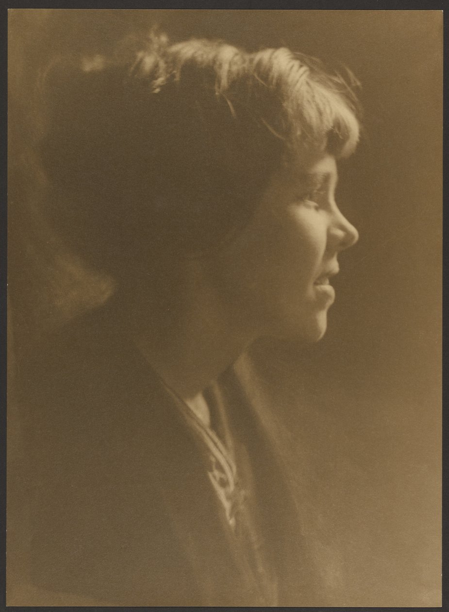 [Portret van een vrouw met loshangend haar]. door Louis Fleckenstein