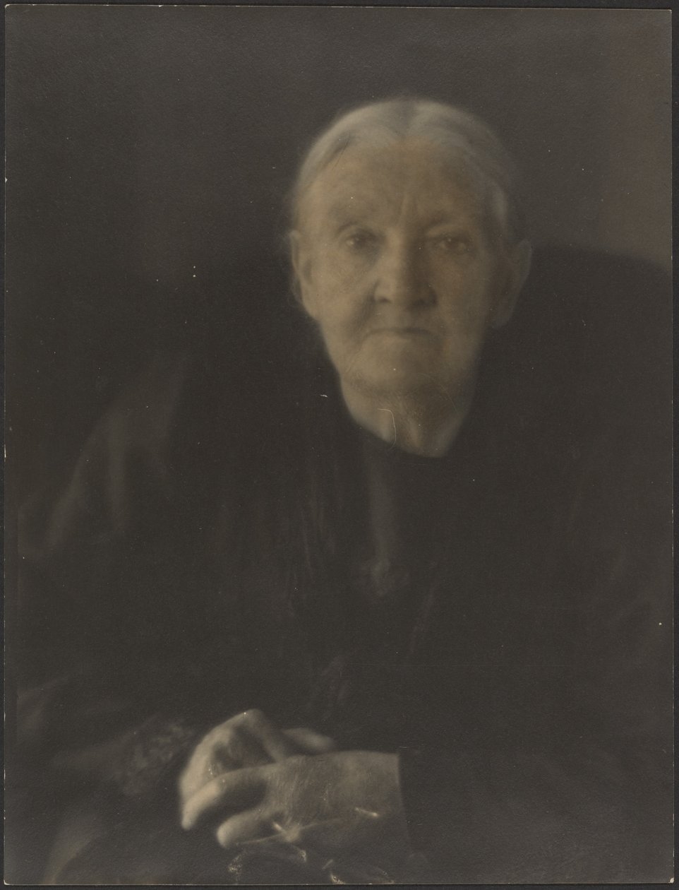 [Portret van een vrouw met gevouwen handen]. door Louis Fleckenstein
