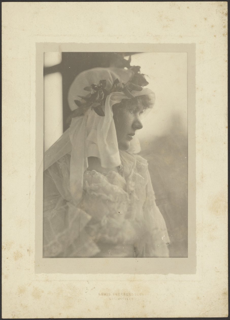 [Portret van een vrouw met hoofddoek] door Louis Fleckenstein
