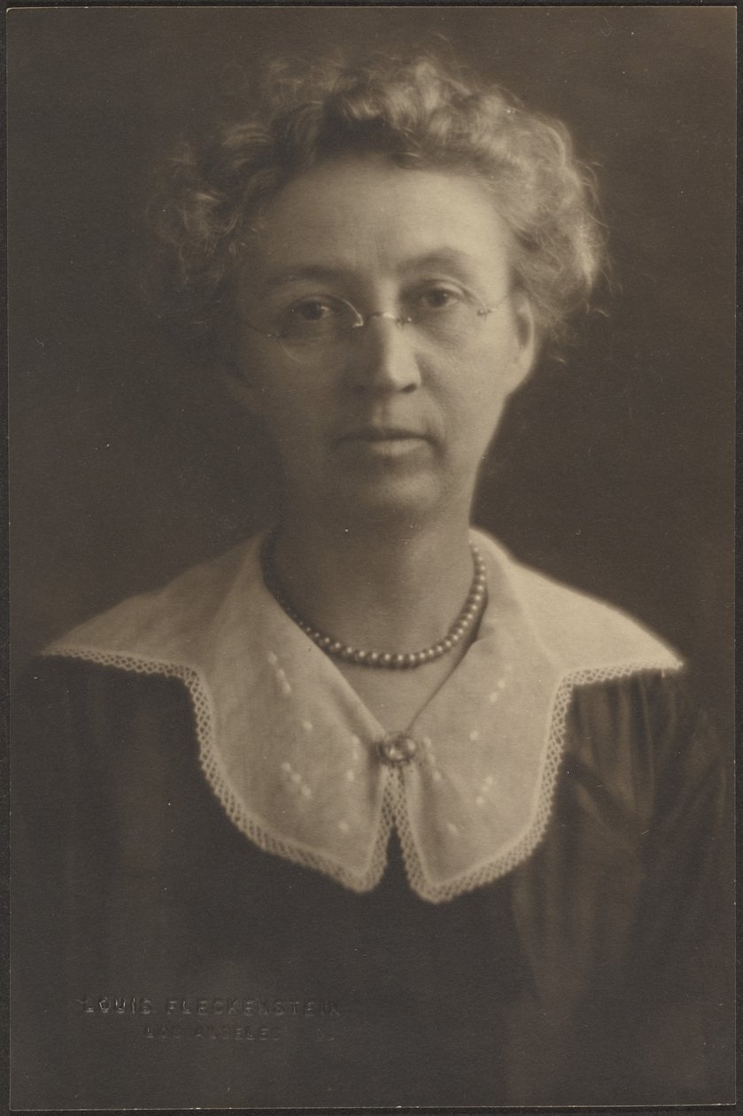 Portret van een vrouw met juwelen broche door Louis Fleckenstein