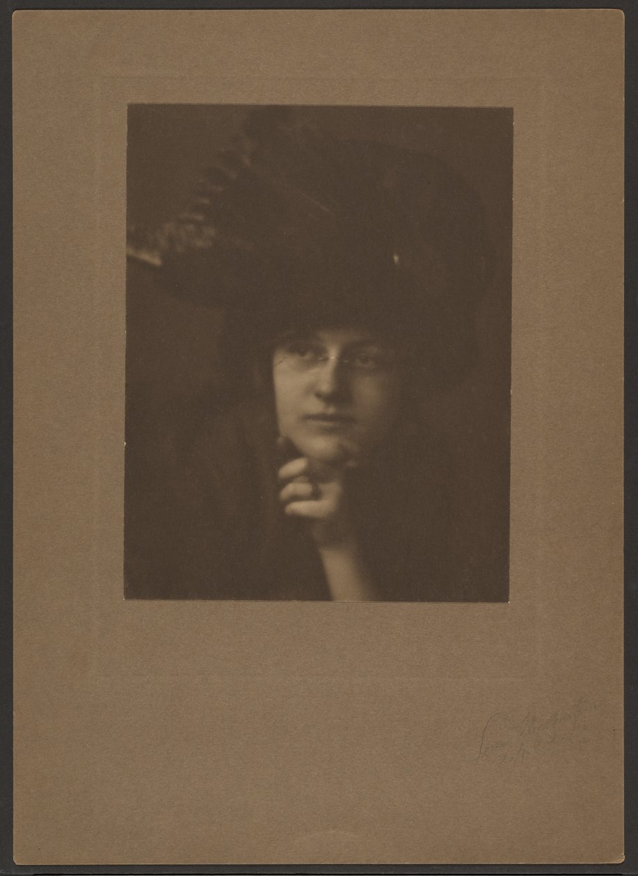 [Portret van een vrouw met een grote hoed en een bril] door Louis Fleckenstein
