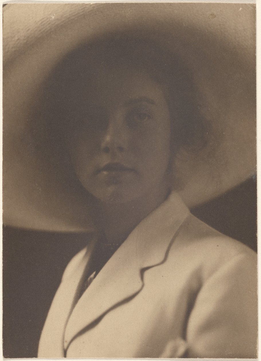 [Portret van een vrouw met een grote strohoed] door Louis Fleckenstein