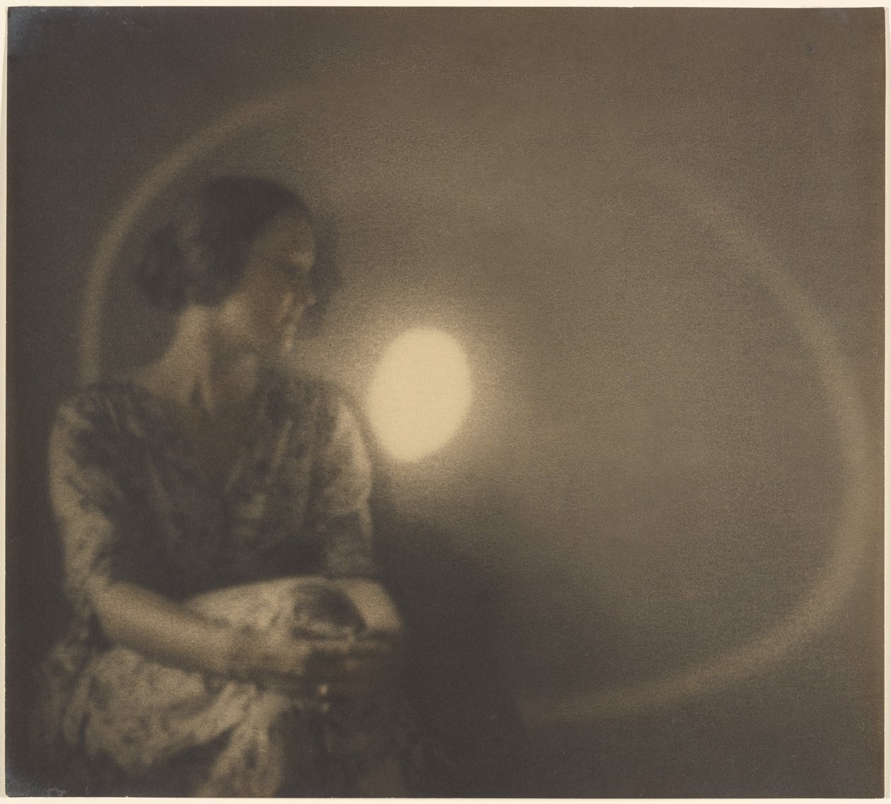[Portret van een vrouw met lichtflits en ring] door Louis Fleckenstein