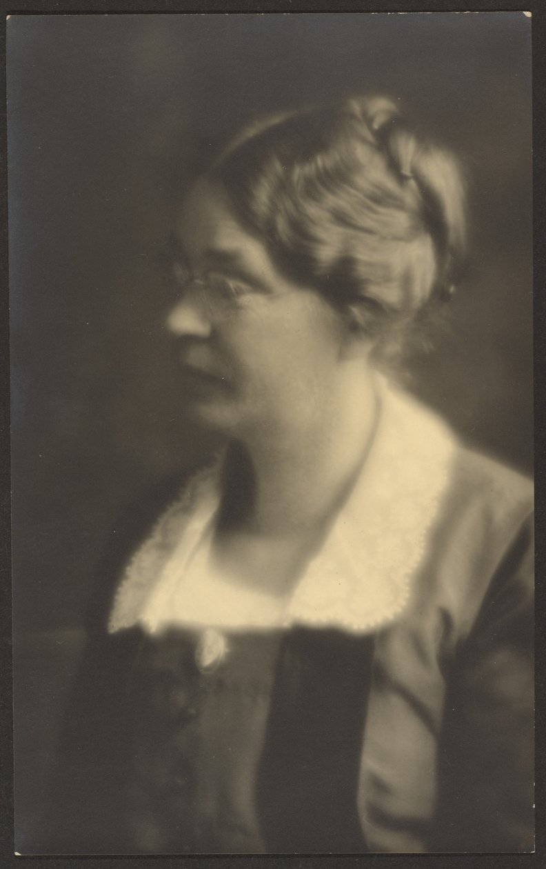 [Portret van een vrouw met open boek (uitsnede)]. door Louis Fleckenstein