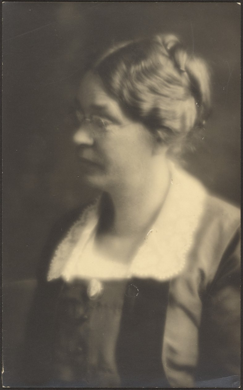 [Portret van een vrouw met een open boek (bijgesneden)] door Louis Fleckenstein