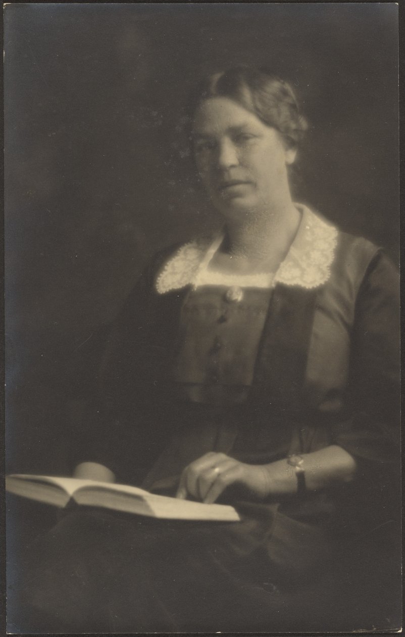 [Portret van een vrouw met een open boek] door Louis Fleckenstein