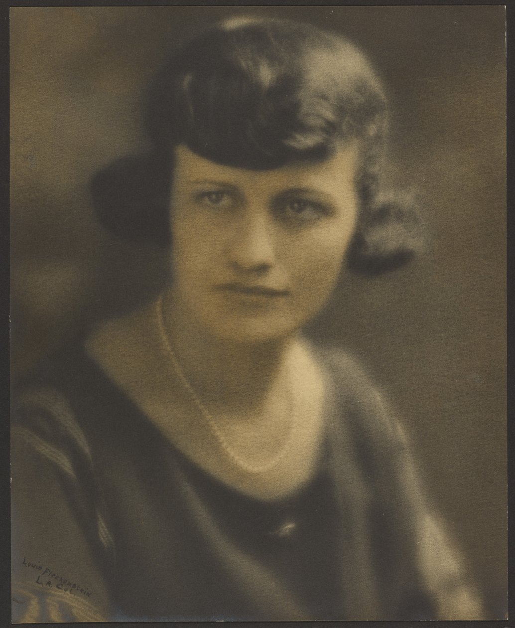 [Portret van een vrouw met mouwen met patroon] door Louis Fleckenstein