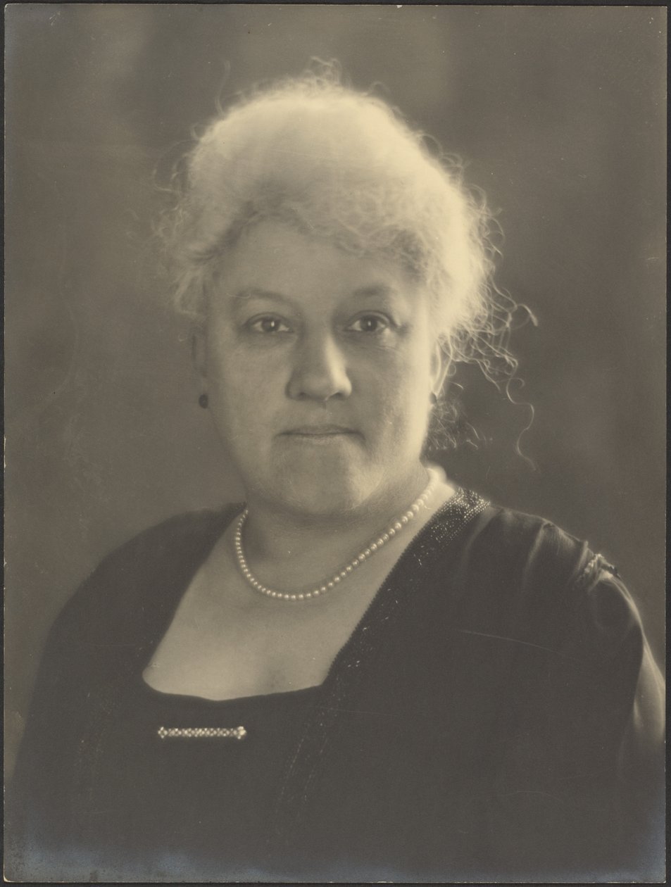 [Portret van een vrouw met parels en een broche] door Louis Fleckenstein