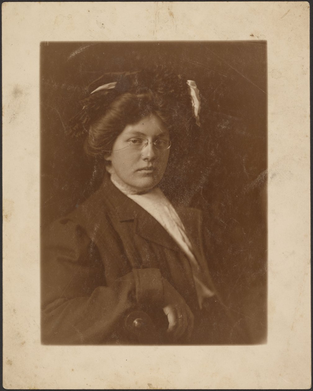 [Portret van een vrouw met pince-nez] door Louis Fleckenstein