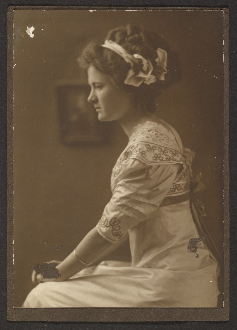 [Portret van een vrouw met linten in haar haar] door Louis Fleckenstein