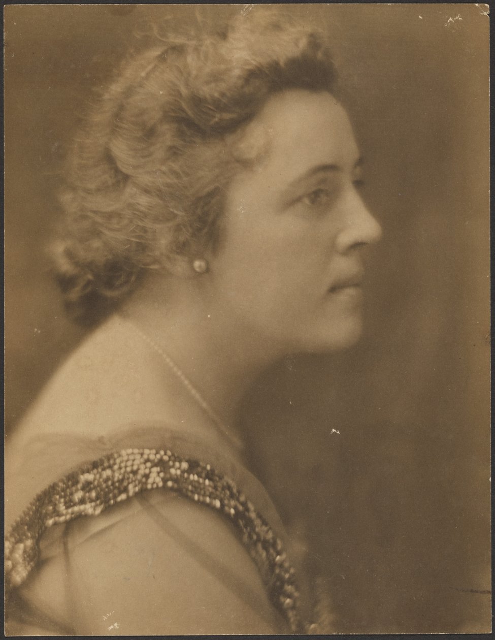 [Portret van een vrouw met een kraag van pailletten] door Louis Fleckenstein