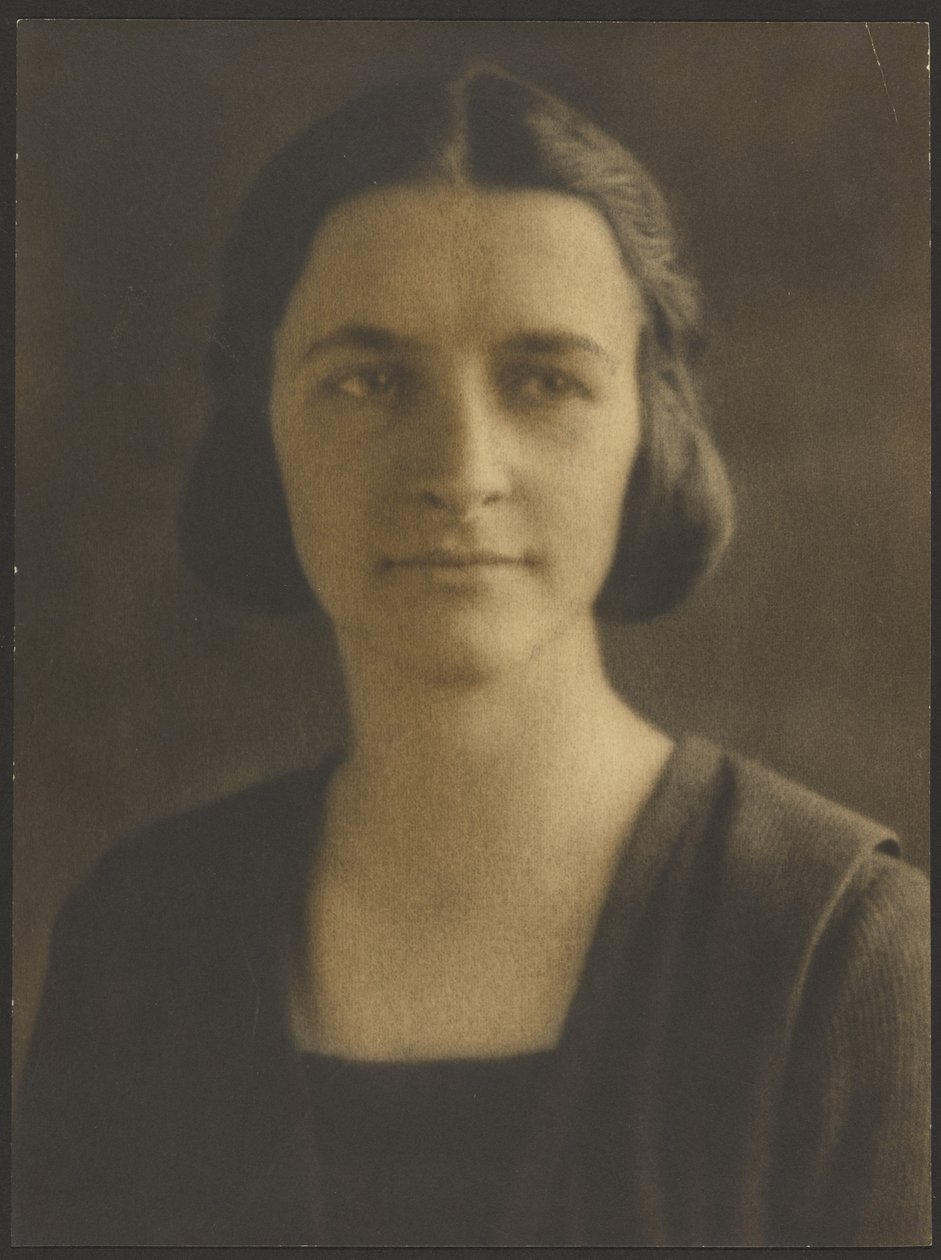 [Portret van een vrouw met een gestreept jasje] door Louis Fleckenstein