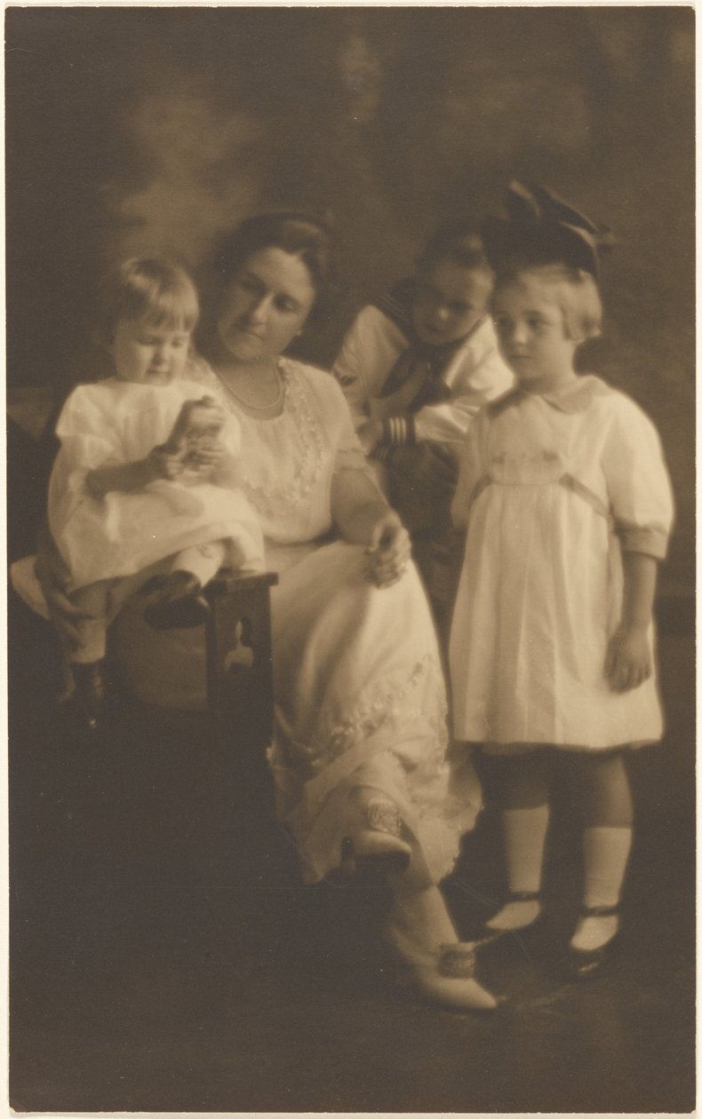 [Portret van een vrouw met drie kinderen] door Louis Fleckenstein