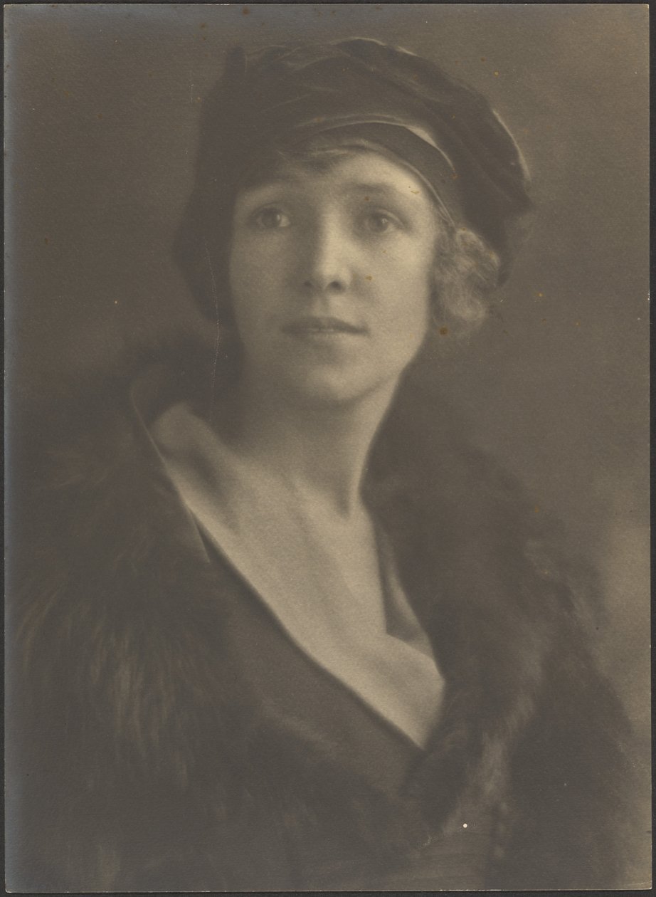 [Portret van een vrouw met fluwelen hoed]. door Louis Fleckenstein