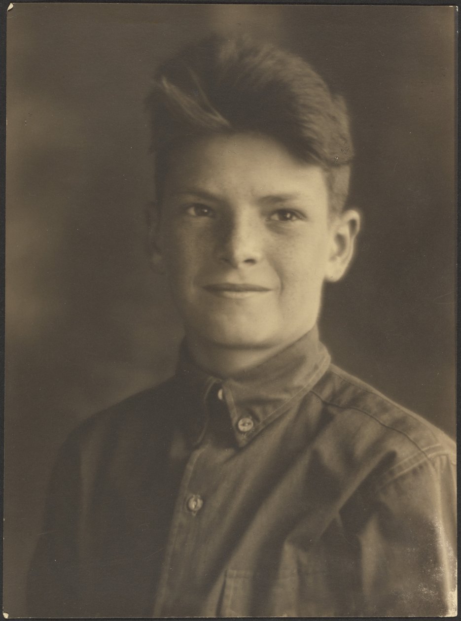 [Portret van een jonge jongen in een overhemd met knopen] door Louis Fleckenstein
