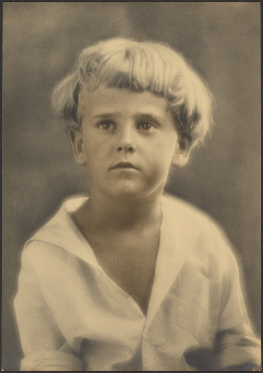 [Portret van een jonge jongen in een wit overhemd] door Louis Fleckenstein