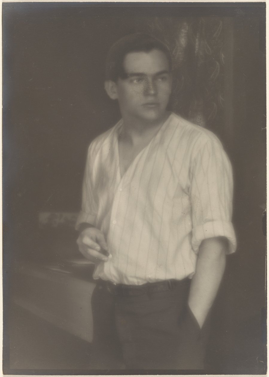 [Portret van een jonge man in een gestreept overhemd met een sigaret] door Louis Fleckenstein