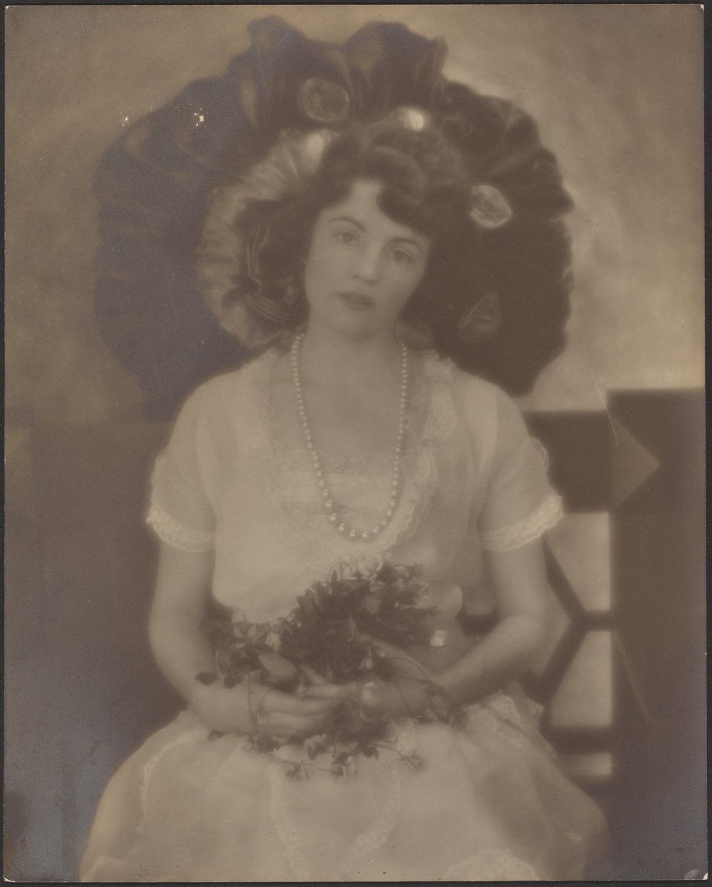 [Portret van een jonge vrouw met bloemen op haar schoot] door Louis Fleckenstein