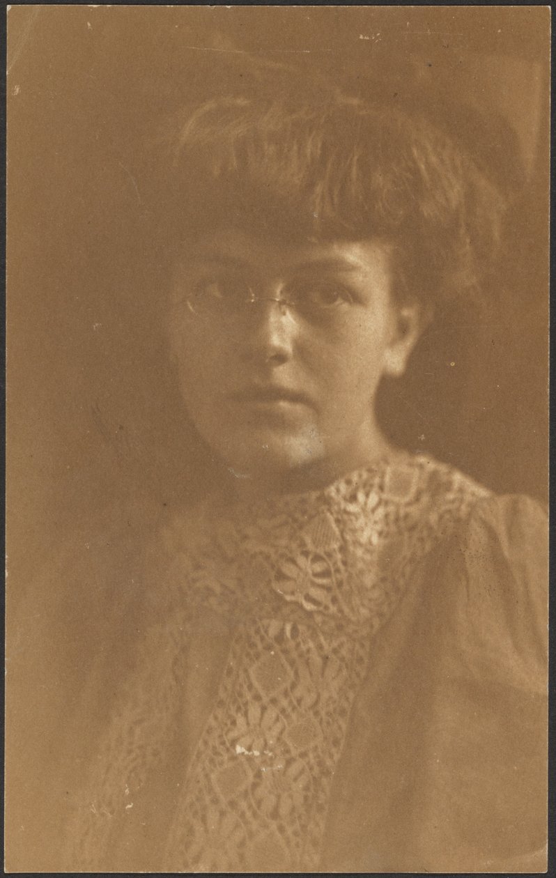 Portret van een jonge vrouw met bril door Louis Fleckenstein