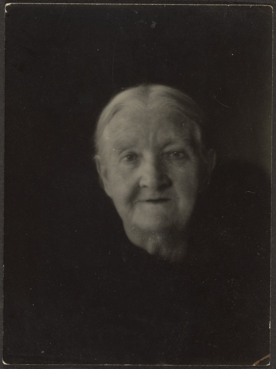 Portret van een oude vrouw in een donkere omgeving door Louis Fleckenstein
