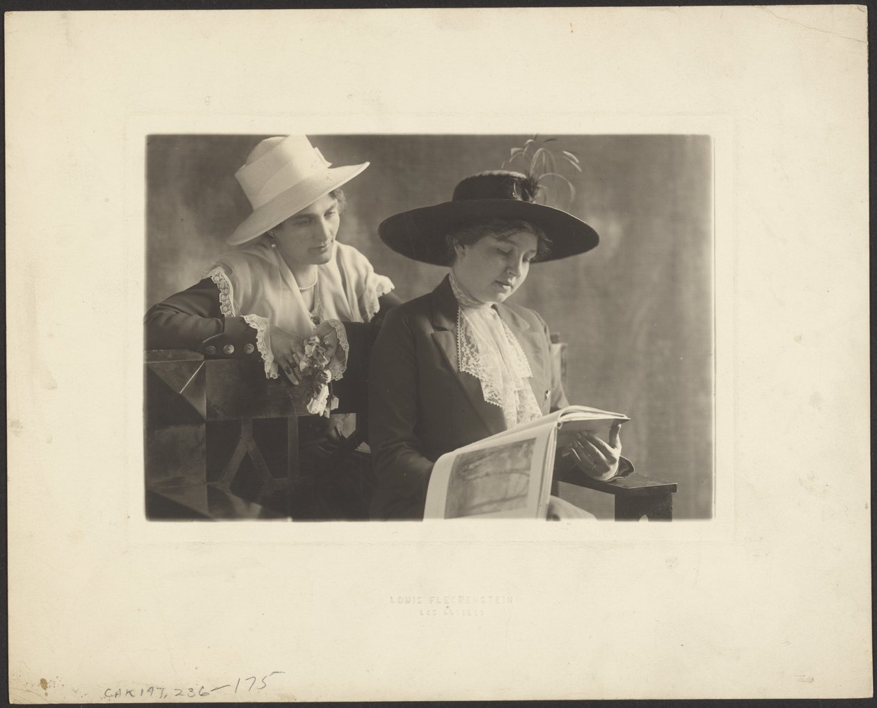 [Portret van twee vrouwen met boek]. door Louis Fleckenstein