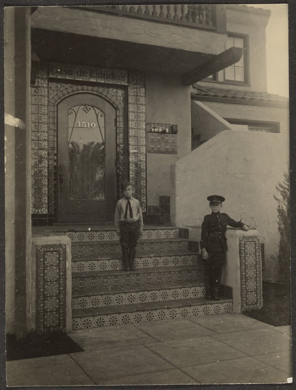 [Twee jongens voor Fleckensteins studio in Long Beach] door Louis Fleckenstein