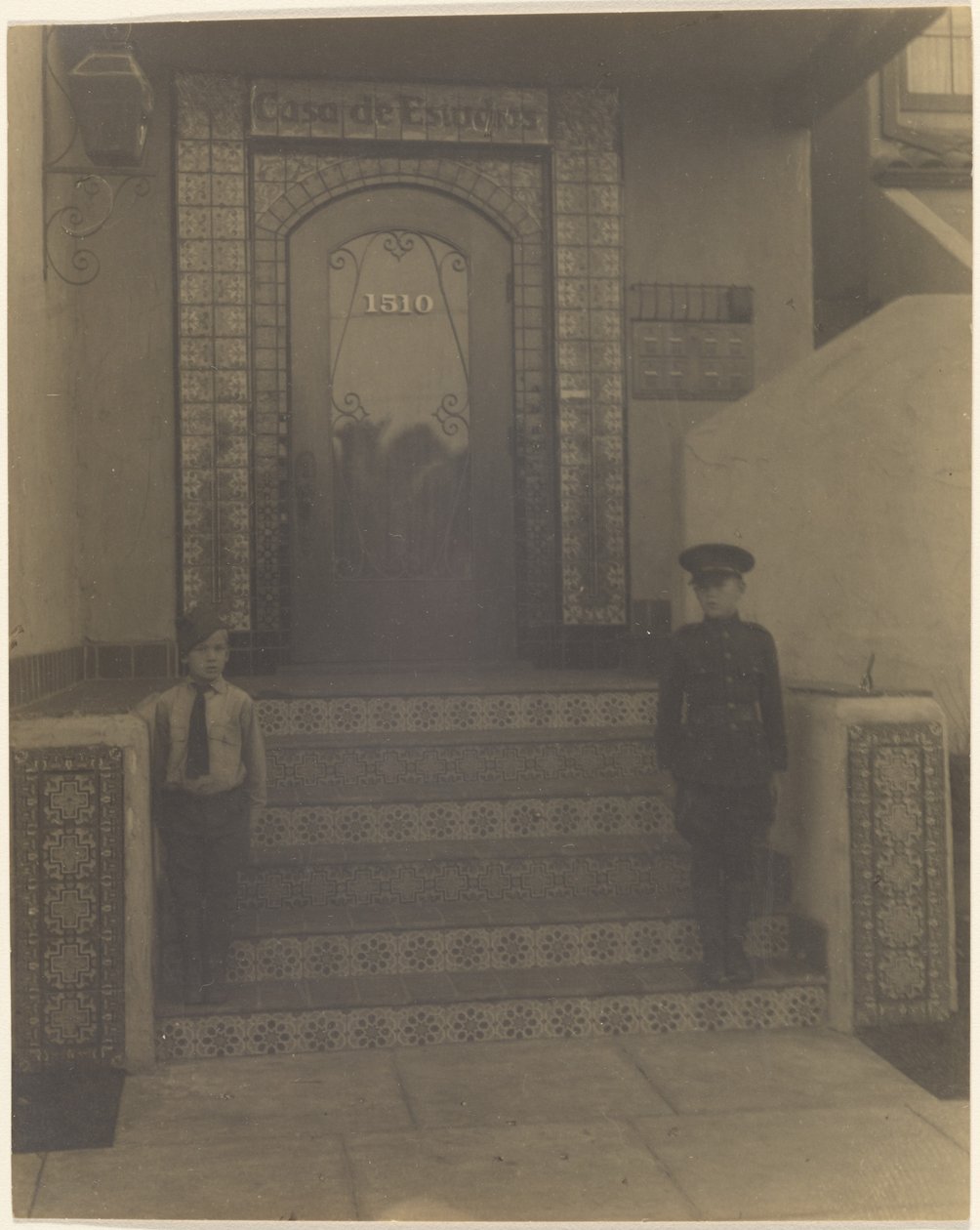 [Twee jongens voor Fleckensteins studio in Long Beach, CA]. door Louis Fleckenstein