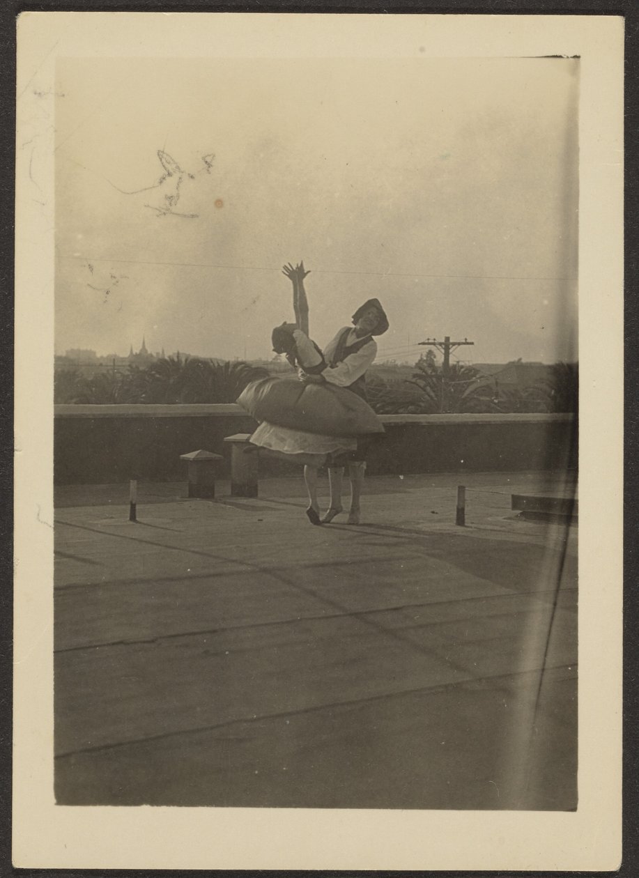 [Twee dansers op het dak]. door Louis Fleckenstein