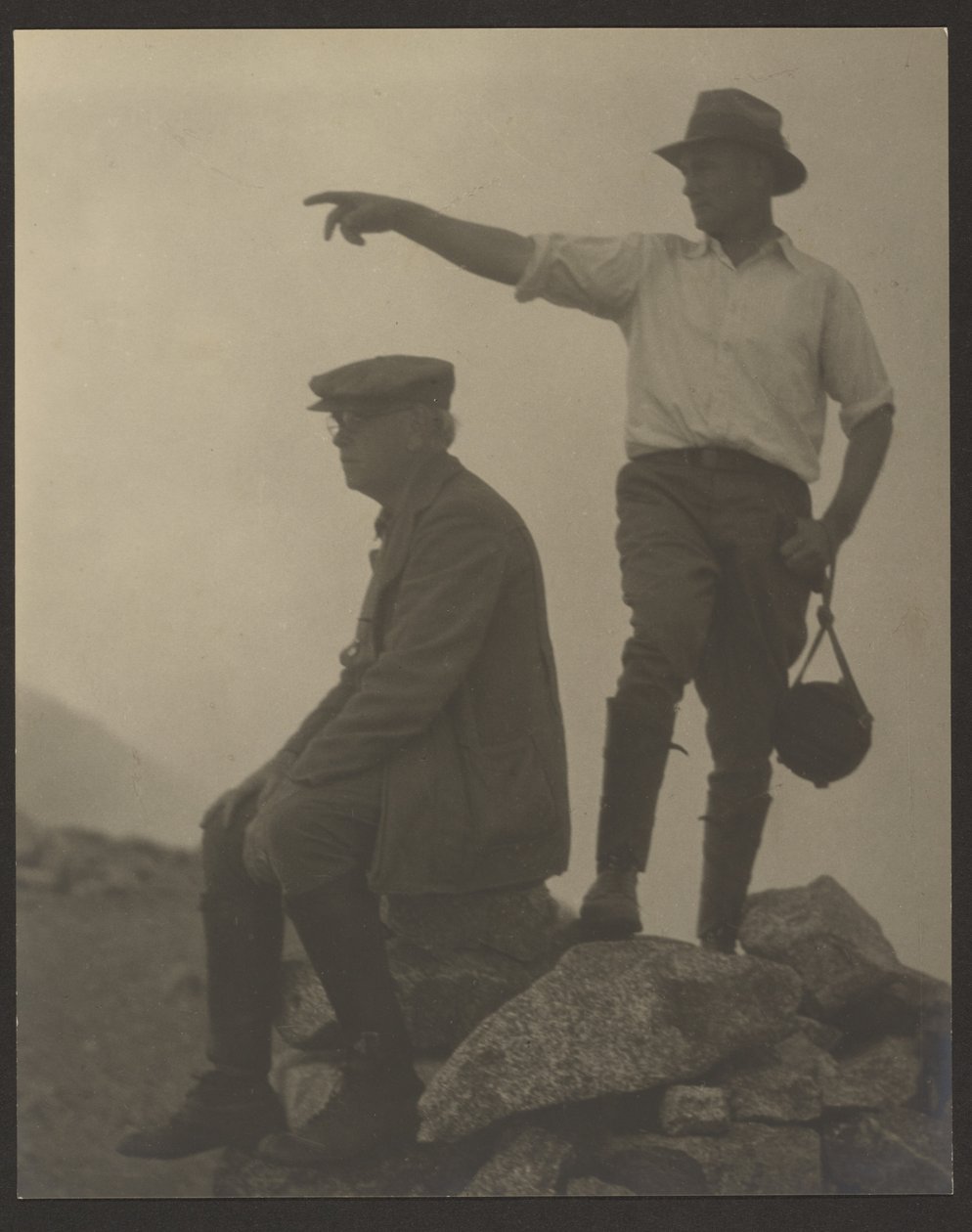[Twee mannen die naar links kijken, Old Baldy Peak] door Louis Fleckenstein