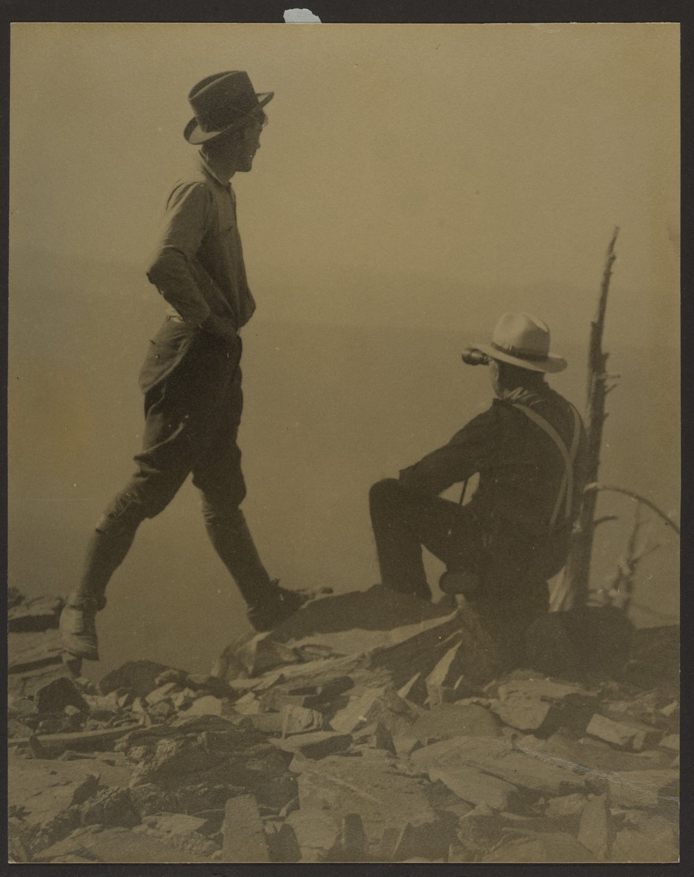 [Twee mannen die in de verte staren (mogelijk Old Baldy Peak)] door Louis Fleckenstein