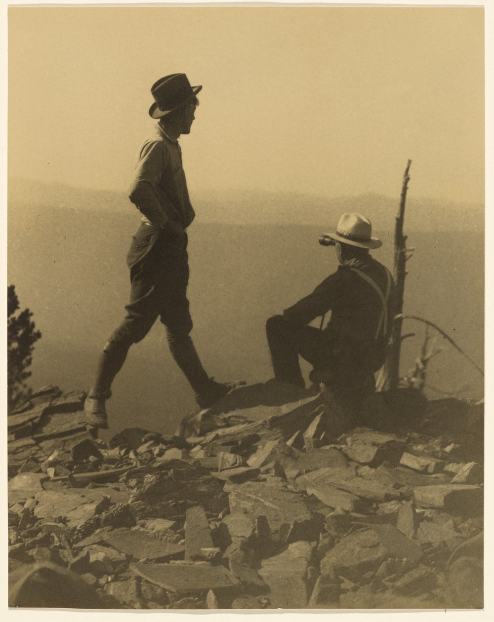 [Twee mannen die in de verte staren (mogelijk Old Baldy Peak)] door Louis Fleckenstein