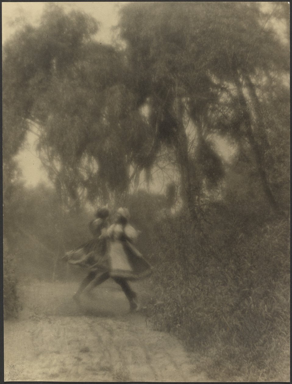 [Twee vrouwen die in het bos dansen] door Louis Fleckenstein