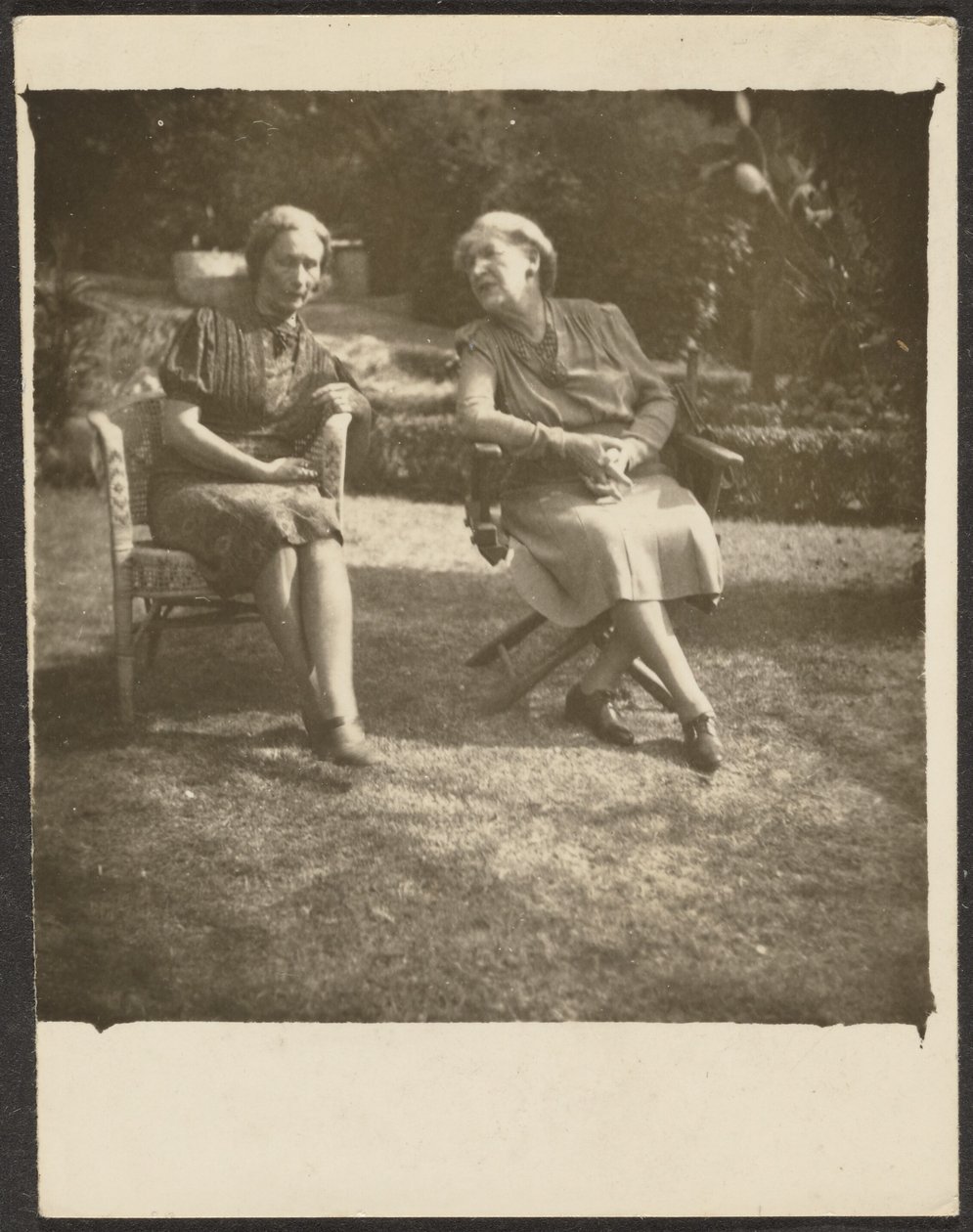 [Twee vrouwen in tuinstoelen] door Louis Fleckenstein