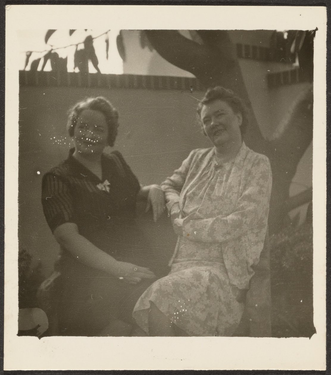 [Twee vrouwen in de tuin]. door Louis Fleckenstein